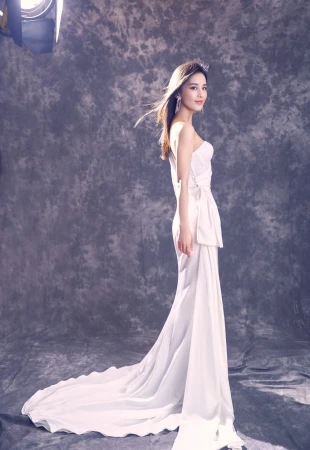 Eva Huang in einem Kleid von Ida Torez der Pollardi Fashion Group Fotog