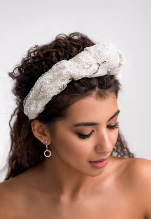 Wedding headwear - trends and selection rules photo