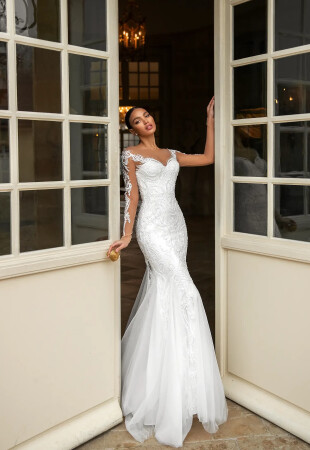 Mermaid style wedding dress - luxurious cut for seductive shapes photo