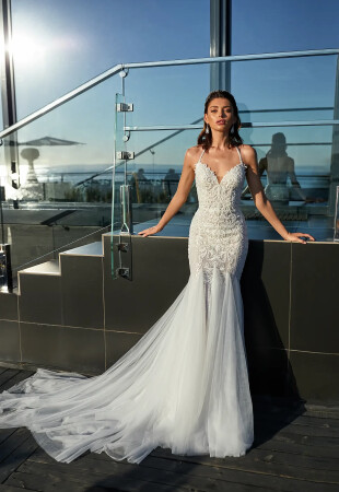 Mermaid style wedding dress - luxurious cut for seductive shapes photo