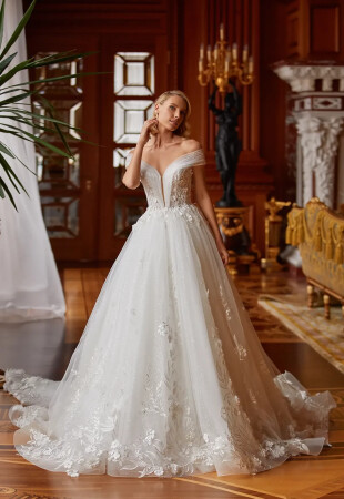 Princess style wedding dress - a fabulous silhouette for gentle ladies photo