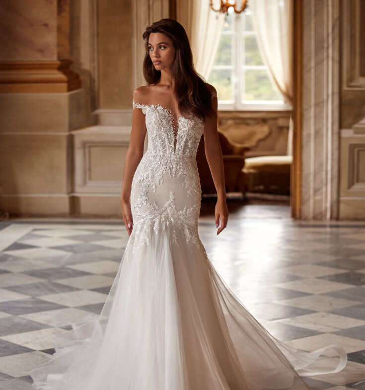 Choosing the right length of a wedding dress: from mini to long train 